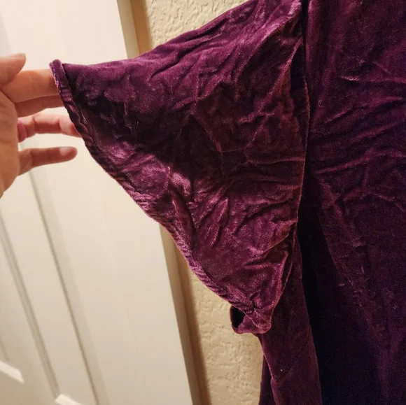 💕Torrid VELVET SPLIT NECK FLUTTER SLEEVE TOP Purple Size 1 - Picture 3 of 6